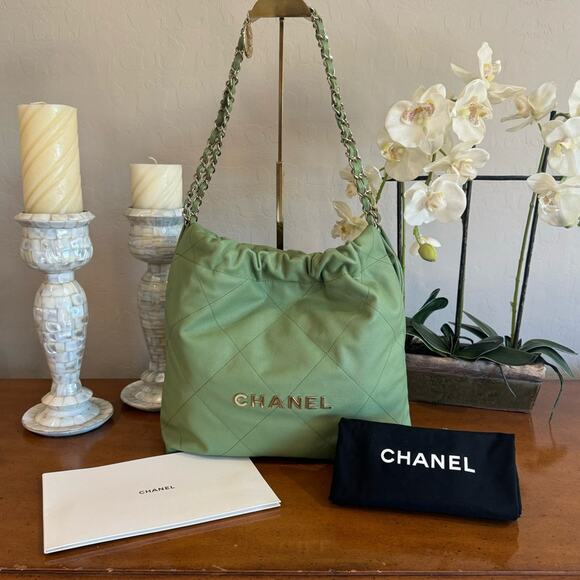CHANEL Handbags - RARE Chanel 22 Green Caviar Leather Shoulder Bag EUC